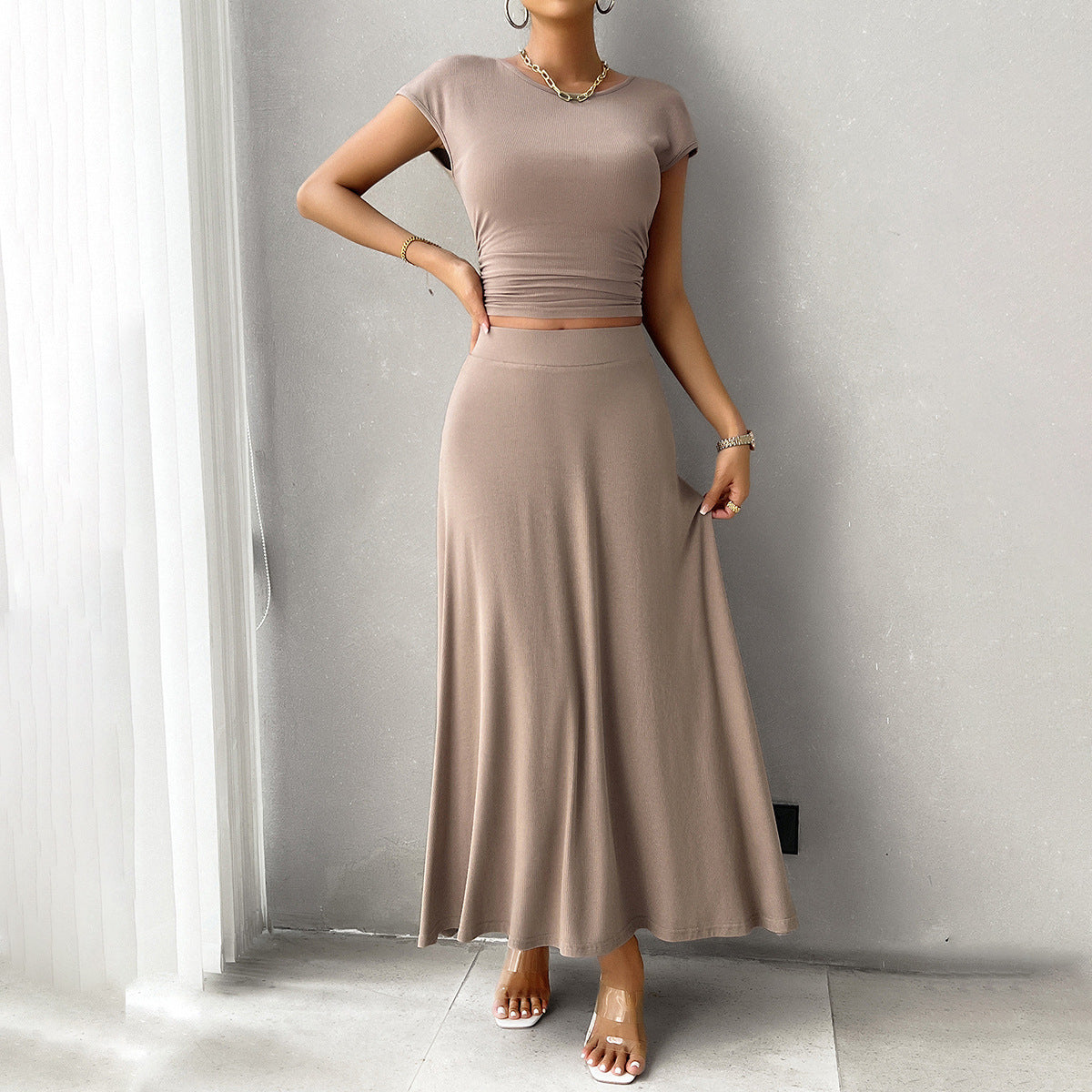 Chiara - Completo elegante con crop top aderente e gonna fluida