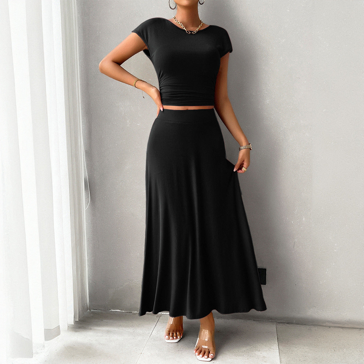 Chiara - Completo elegante con crop top aderente e gonna fluida