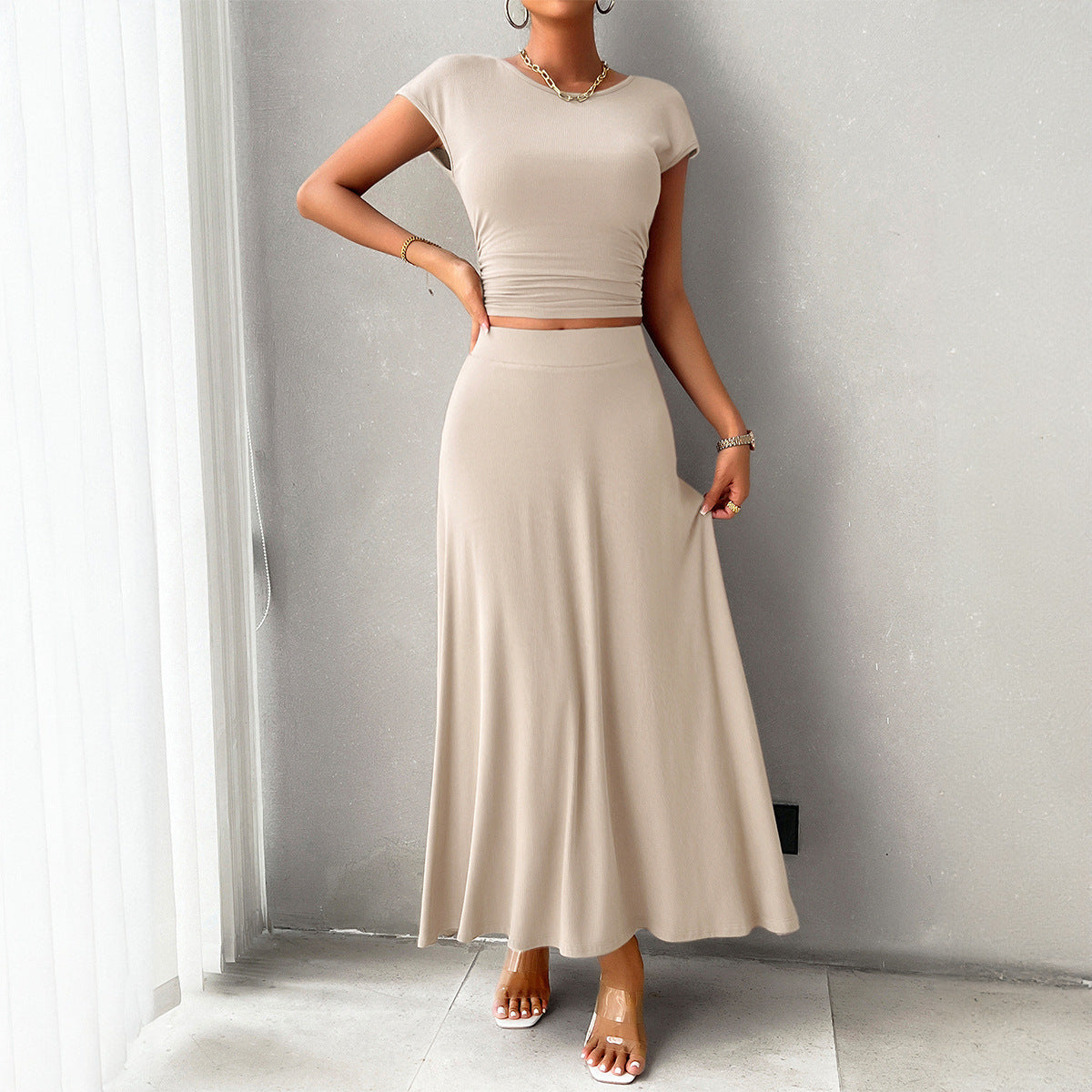 Chiara - Completo elegante con crop top aderente e gonna fluida