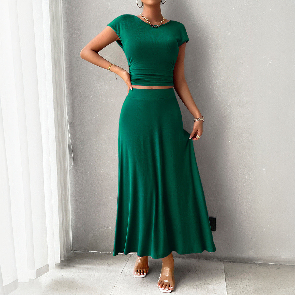 Chiara - Completo elegante con crop top aderente e gonna fluida