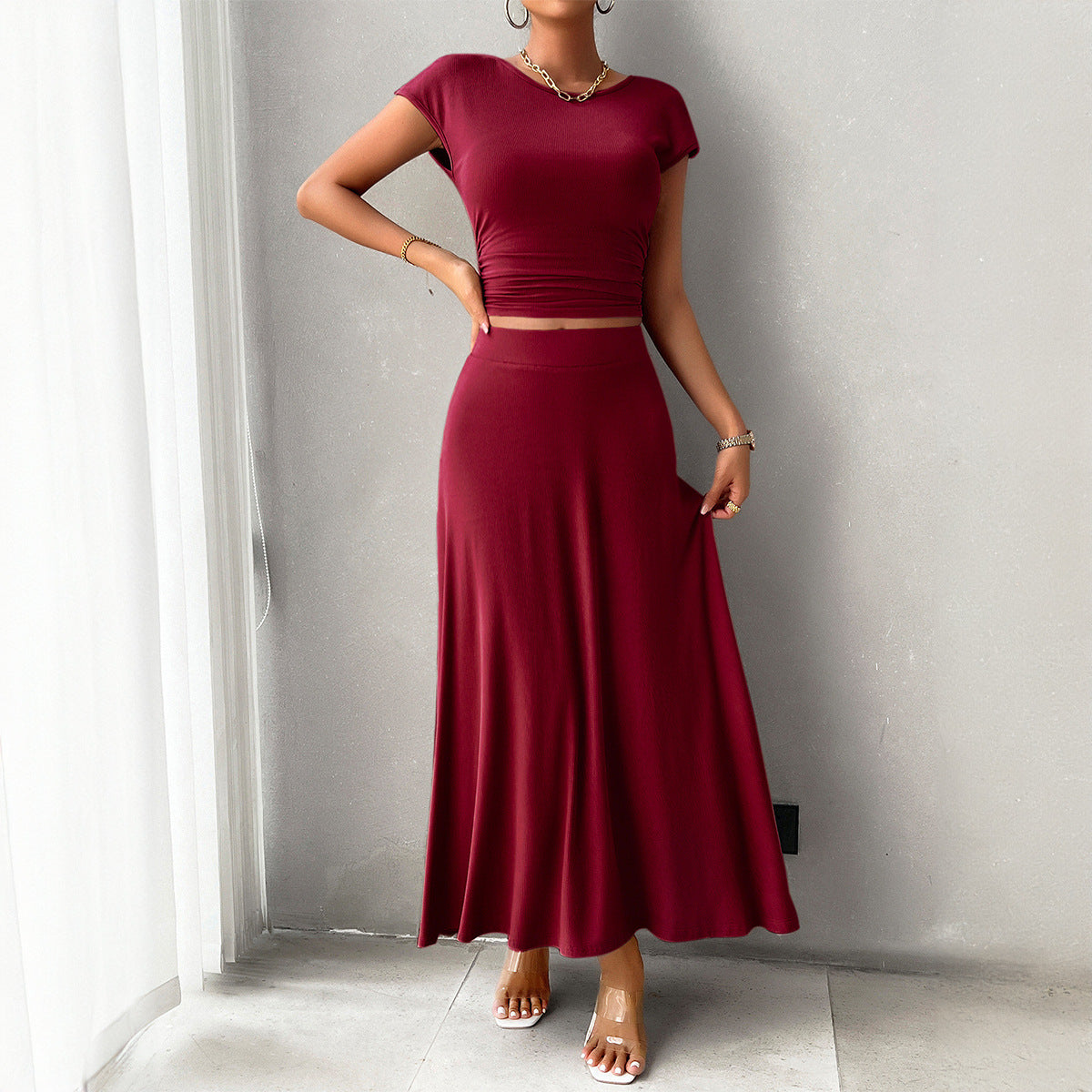 Chiara - Completo elegante con crop top aderente e gonna fluida