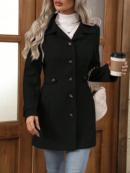 Janaya - Elegante e versatile cappotto aderente con revers abbottonati