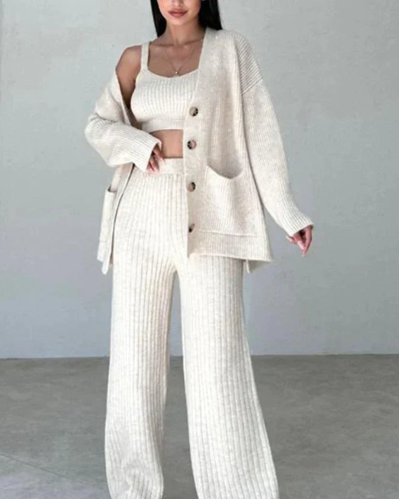 Chloe - Completo chic a tre pezzi con crop top smanicato, cardigan e pantaloni abbinati