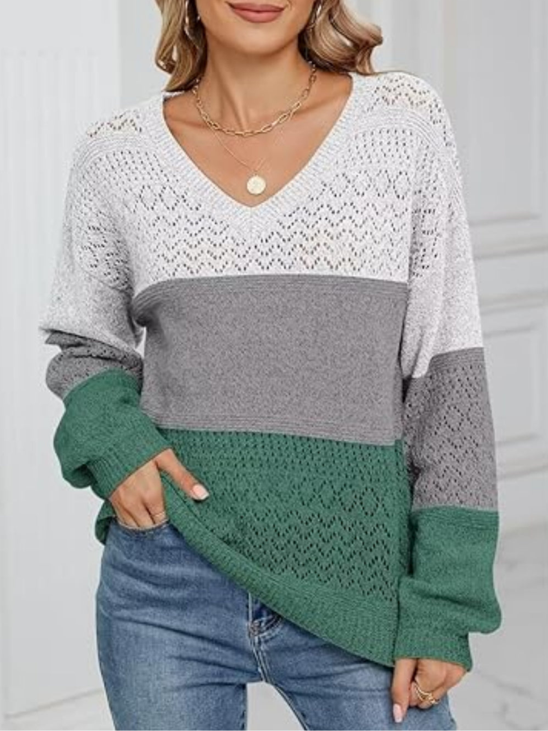 Hannela - Elegante maglione a V con righe traforate