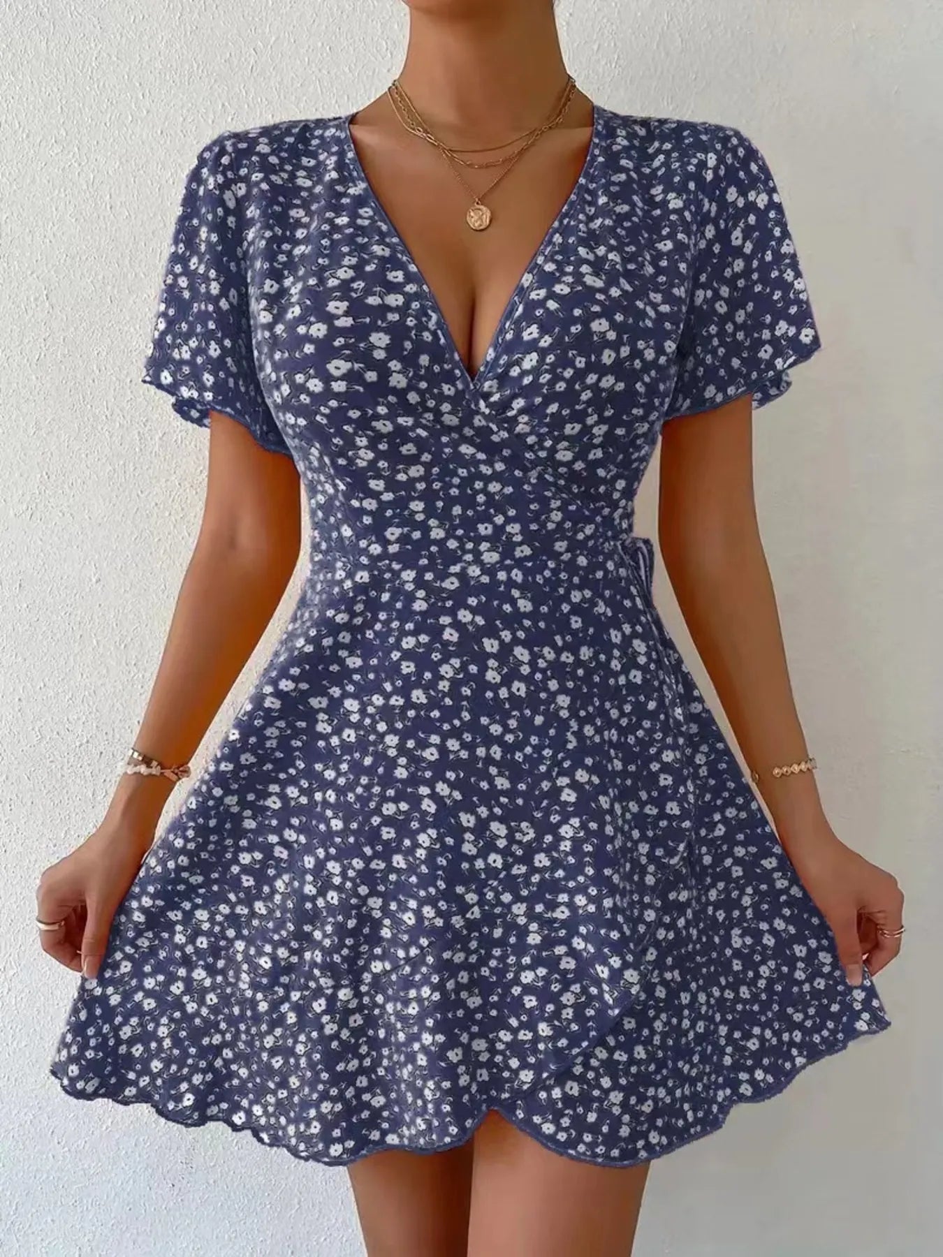 Rosanna - Elegante mini abito floreale con maniche corte e profondo scollo a V