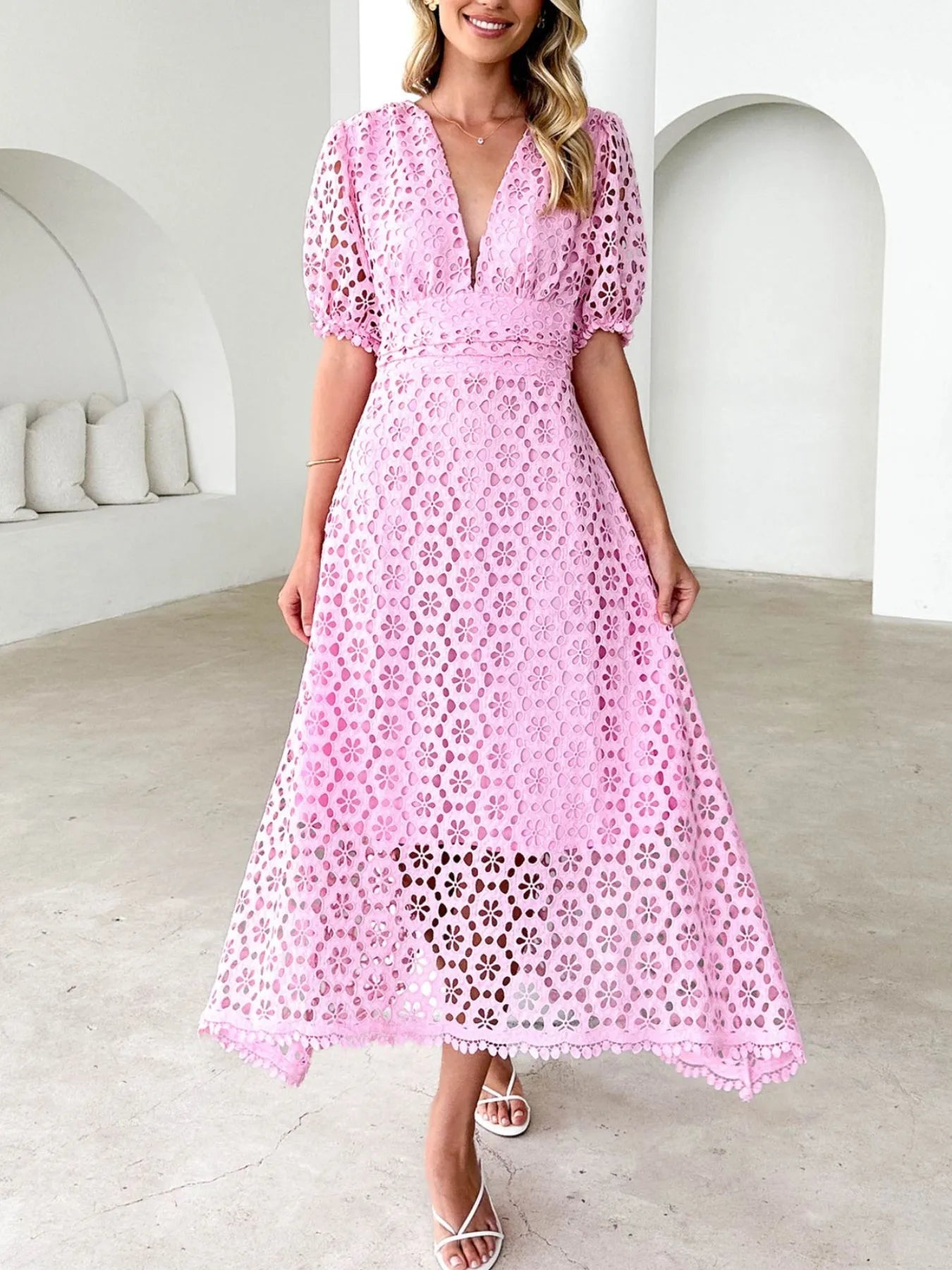 Mariel - Elegante abito midi in pizzo con scollo a V e maniche a sbuffo