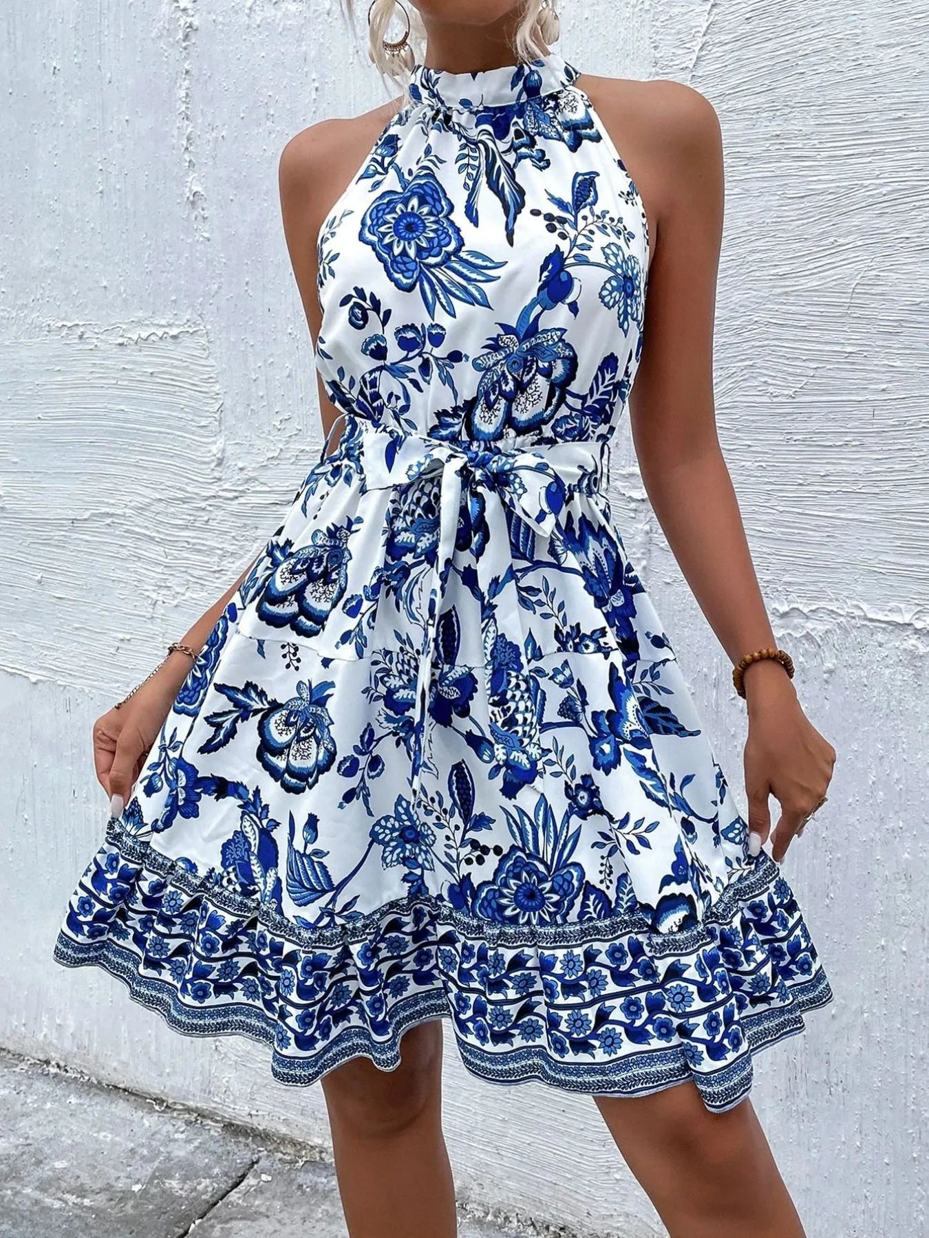 Billie - Vestito floreale senza maniche con collo halter e cintura annodabile