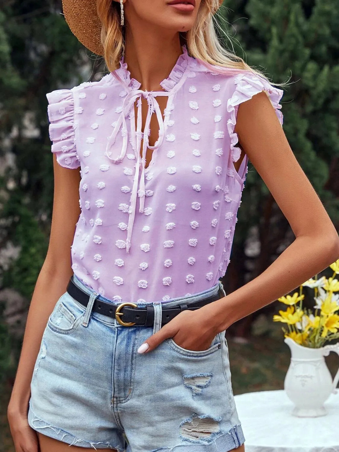 Natasha - Elegante blusa a pois con collo alto e volant