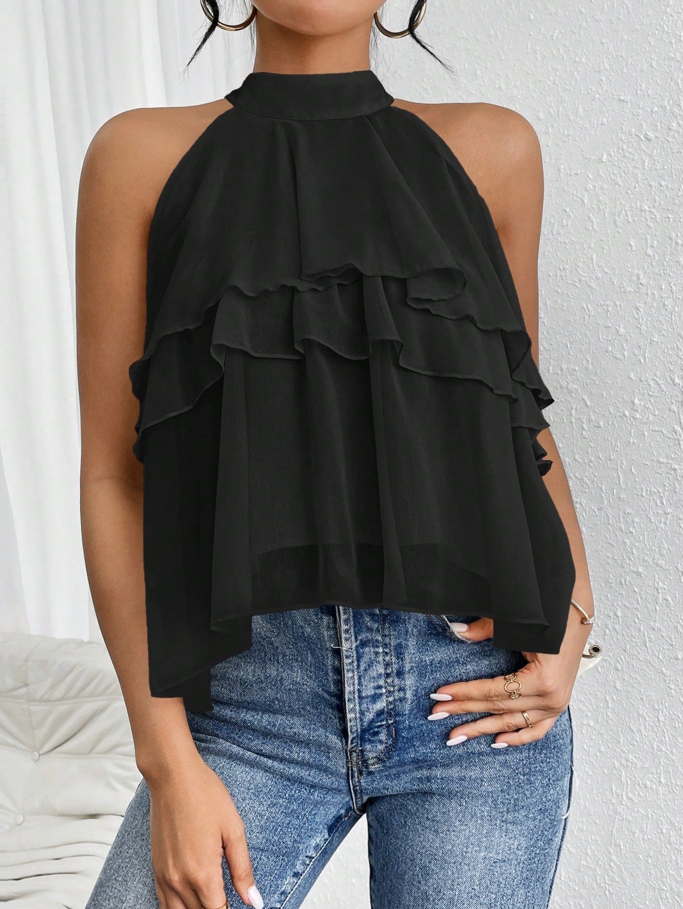 Heliana - Elegante top senza maniche con collo halter e volant a strati