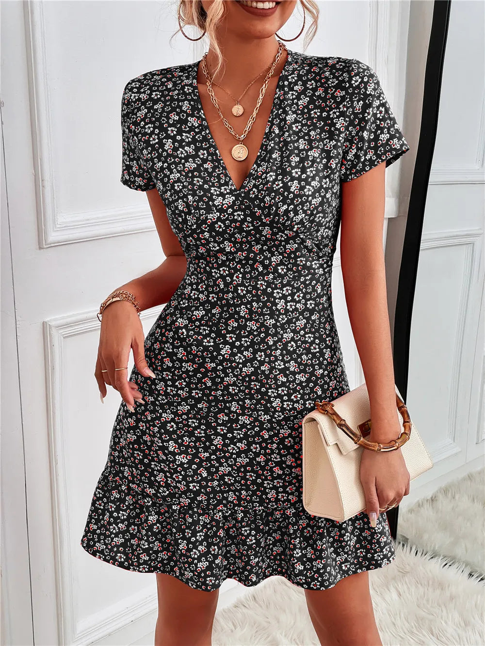 Martha - Mini abito floreale chic con volant sull’orlo e scollo a V