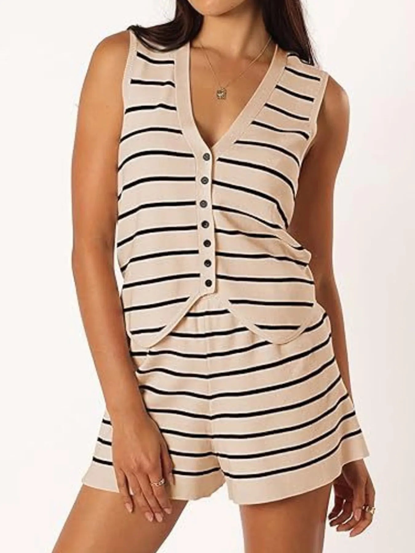 Amara - Completo casual con gilet a righe con bottoni e shorts