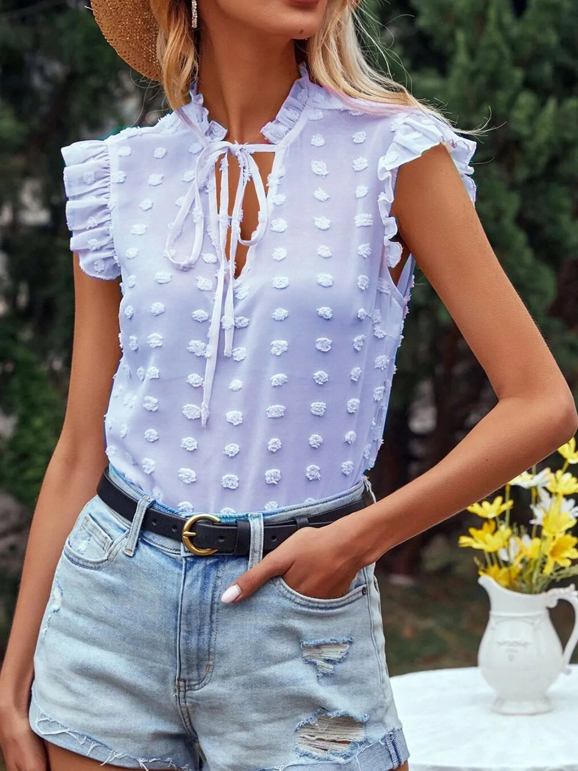 Natasha - Elegante blusa a pois con collo alto e volant