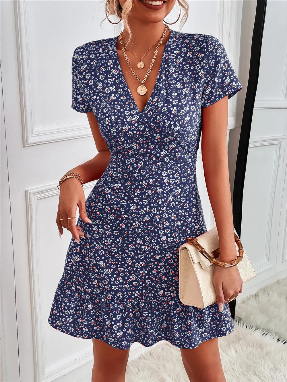Martha - Mini abito floreale chic con volant sull’orlo e scollo a V