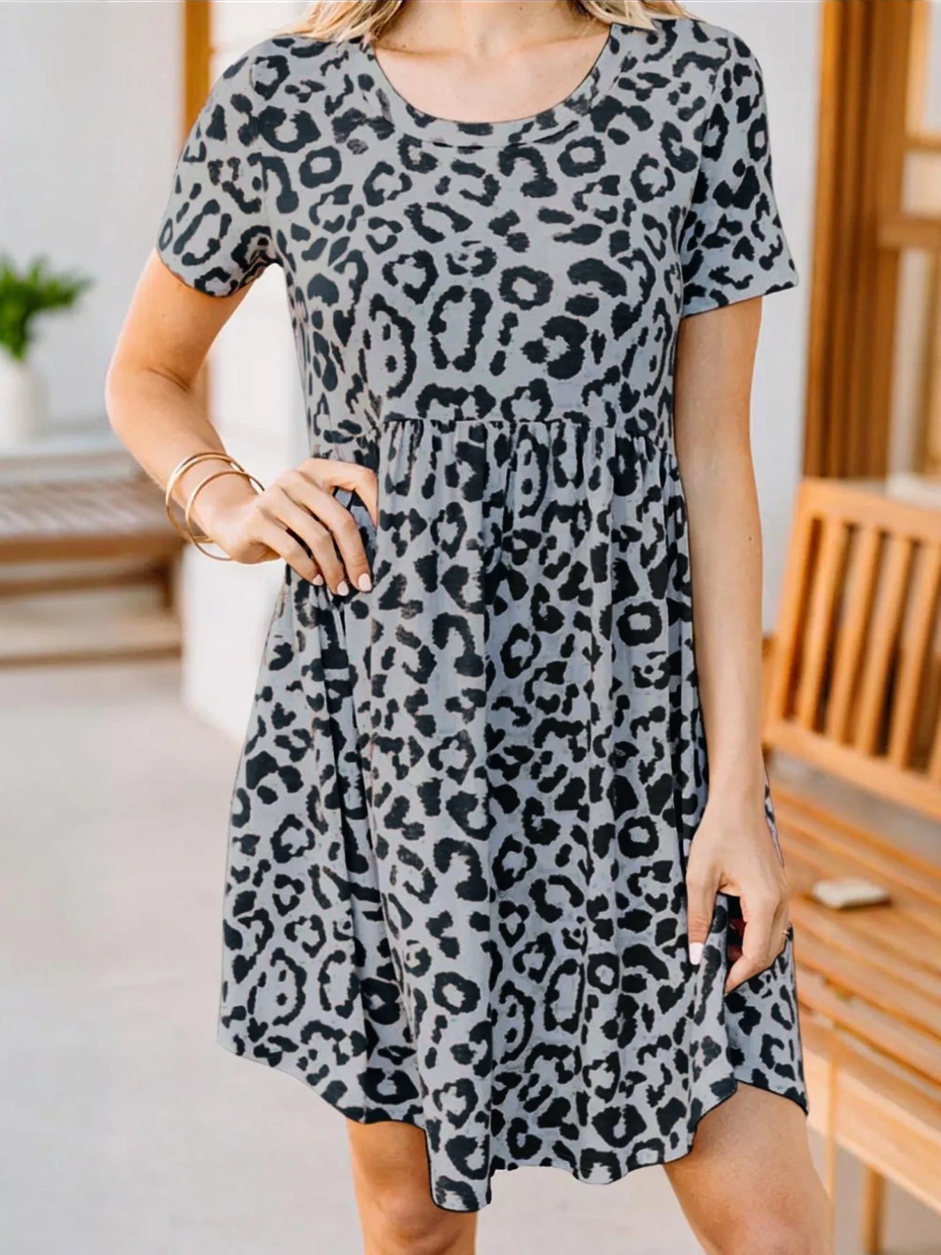 Theresa - Abito corto casual con maniche corte e stampa leopardata
