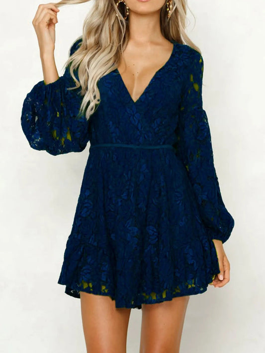 Patrice - Mini abito chic in pizzo con scollo a V profondo e maniche lunghe