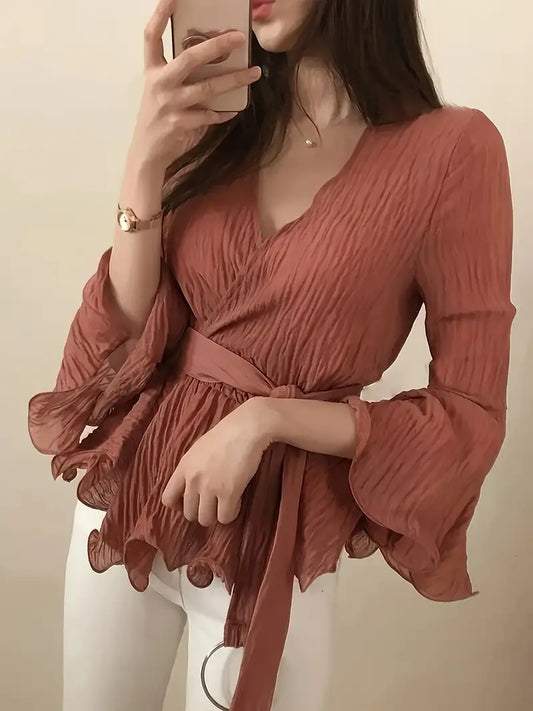 Celia - Elegante camicetta con scollo a V e volant sul davanti