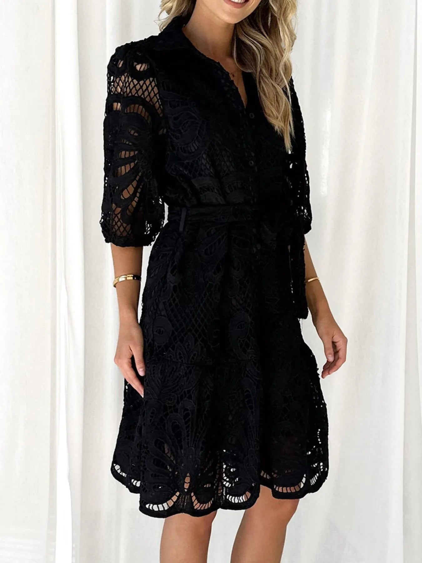 Eileen - Elegante mini abito in pizzo con cintura annodata e manica a metà