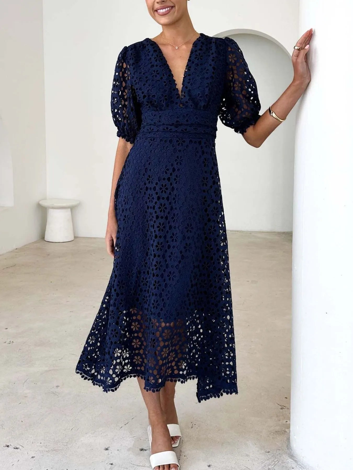 Mariel - Elegante abito midi in pizzo con scollo a V e maniche a sbuffo