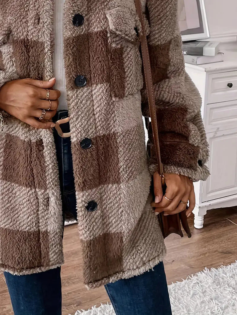 Linda - Cappotto soffice con motivo a quadri e abbottonatura frontale