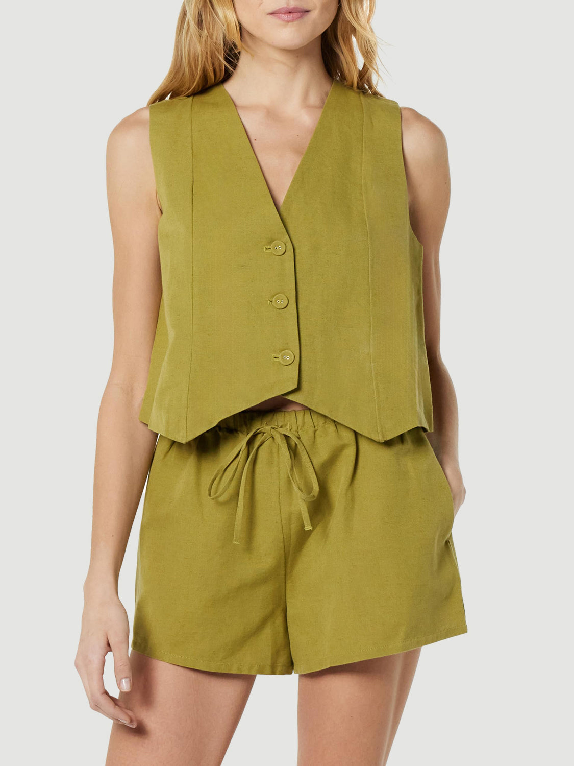 Reyna - Elegante completo con top smanicato a V con bottoni e pantaloncini con tasche
