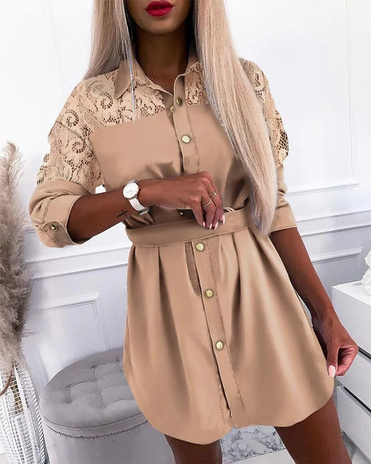 Nora - Elegante abito camicia con bottoni in pizzo e tasca con paillettes