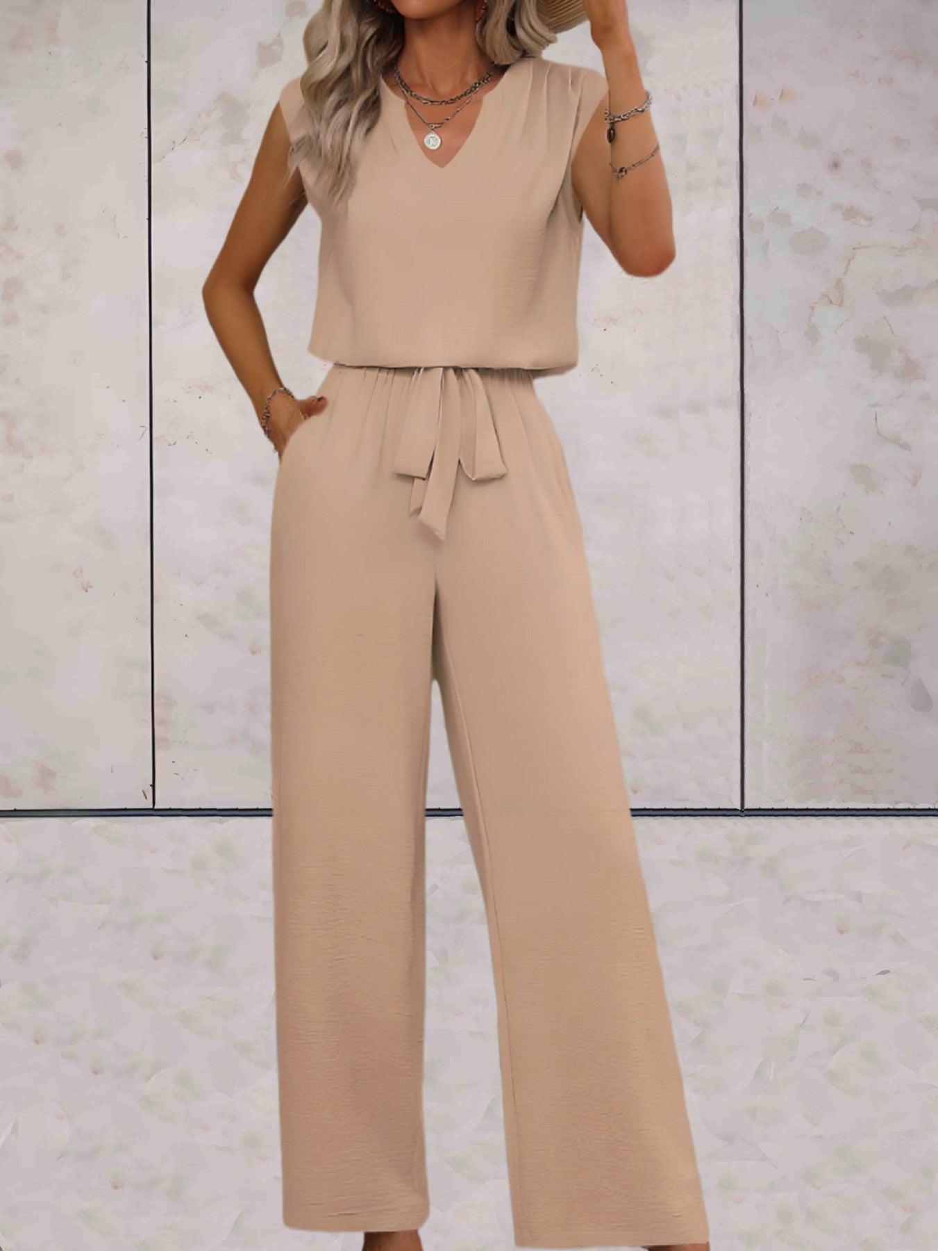 Camilla – Completo elegante con blusa smanicata a V e pantaloni