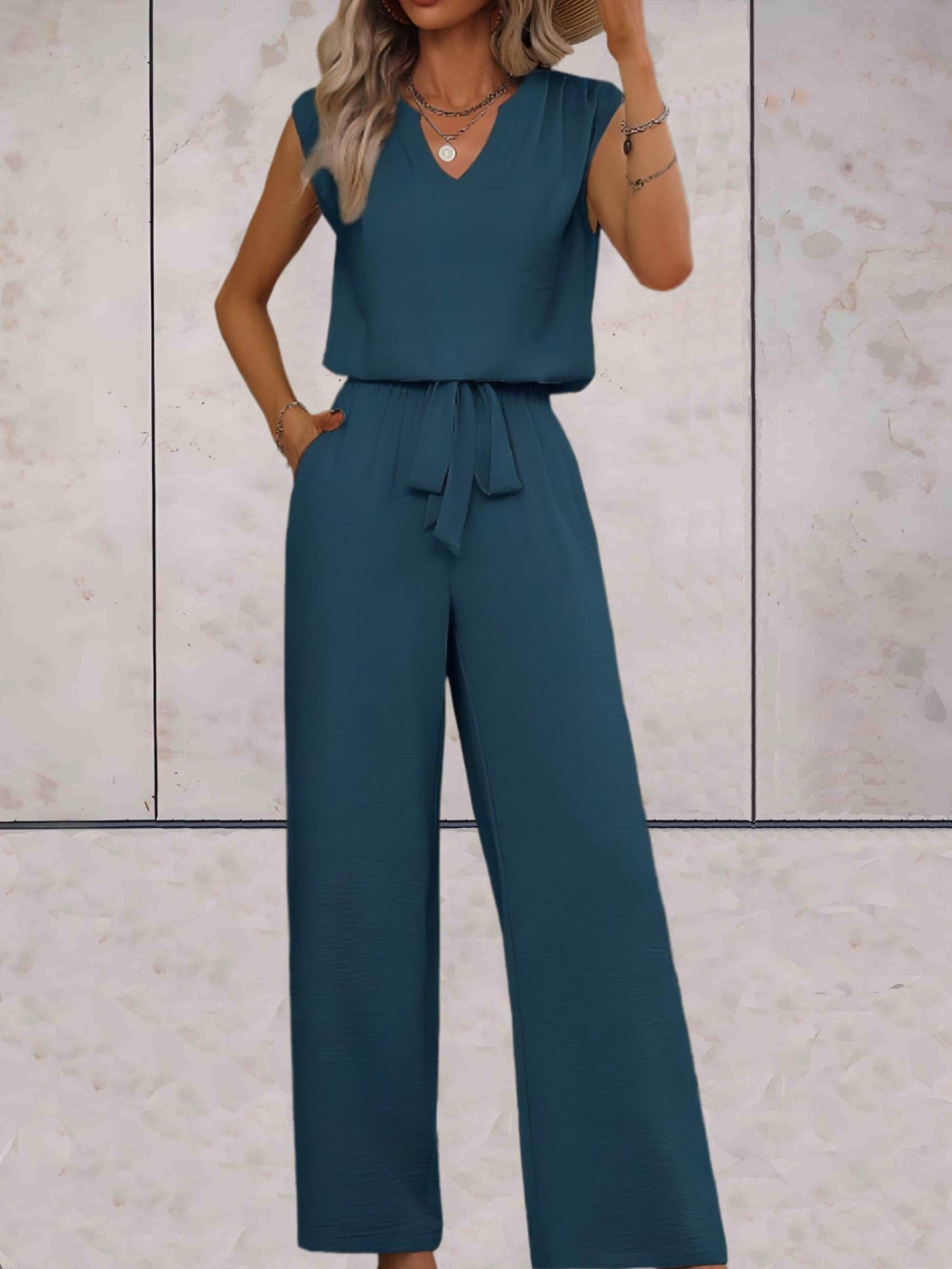 Camilla – Completo elegante con blusa smanicata a V e pantaloni