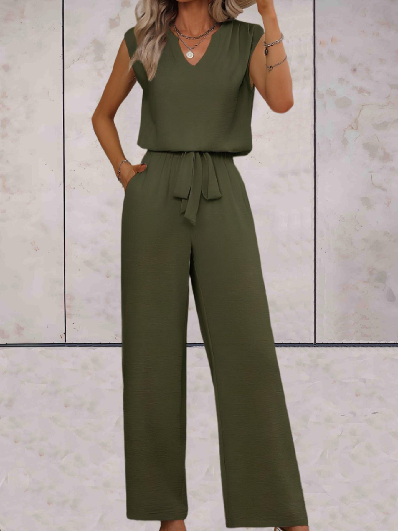 Camilla – Completo elegante con blusa smanicata a V e pantaloni